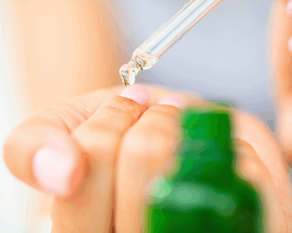 Mulher aplicando óleo nutritivo nas unhas e cutículas para hidratação diária