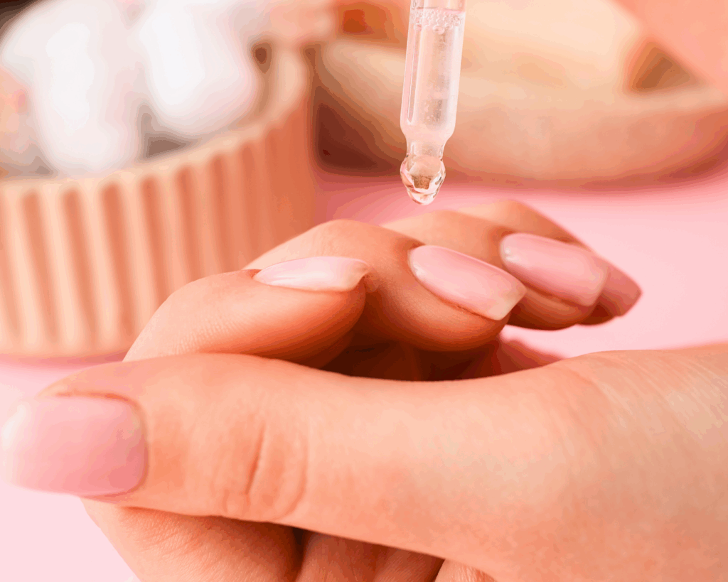 Mão feminina sendo hidratada com orientação dermatológica