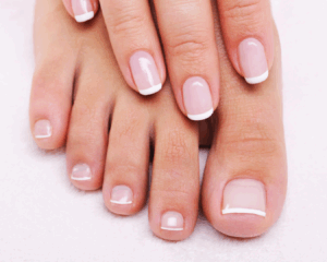 mulher hidratando as unhas com creme