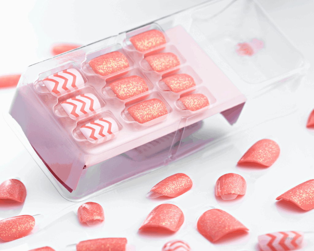 Unha postiça sendo removida por profissional com cuidado, evitando danos à unha natural