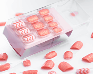 Unha postiça sendo removida por profissional com cuidado, evitando danos à unha natural