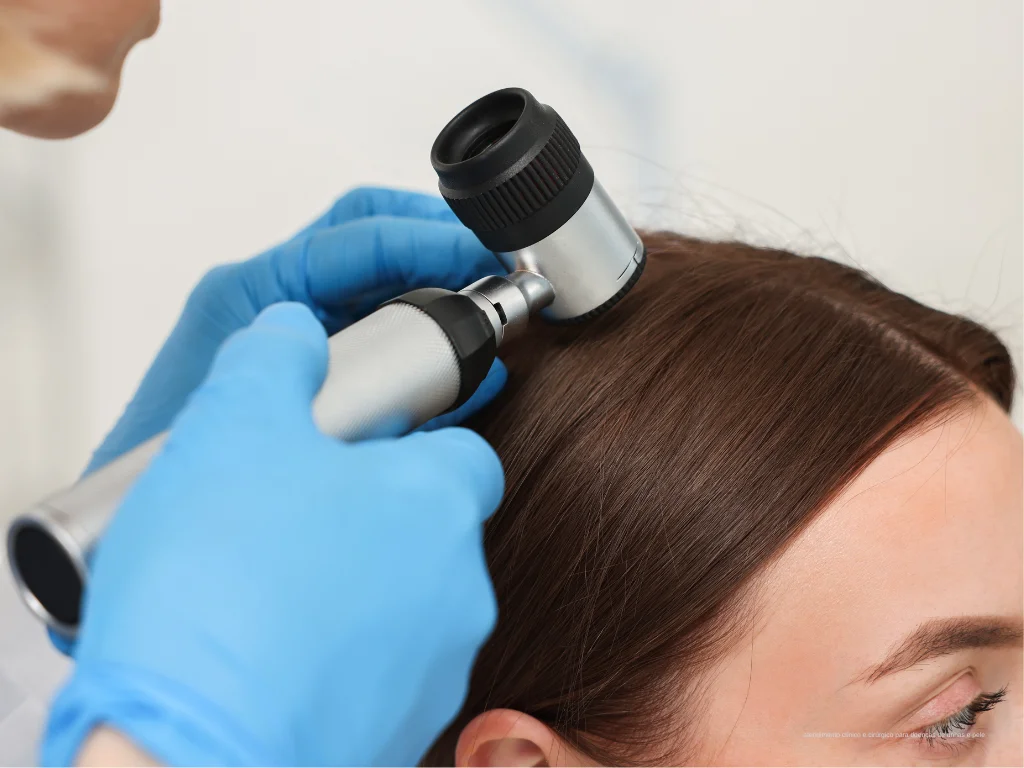 Médica dermatologista examinando o couro cabeludo de um paciente para diagnóstico da queda de cabelo